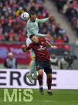 28.04.2019, Fussball 1. Bundesliga 2018/2019, 31. Spieltag, 1.FC Nrnberg - FC Bayern Mnchen, im Max Morlock Stadion Nrnberg. oben: Mats Hummels (Bayern Mnchen) gegen Eduard Lwen (1. FC Nrnberg). 

 
