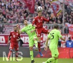 04.05.2019, Fussball 1. Bundesliga 2018/2019, 32. Spieltag, FC Bayern Mnchen - Hannoiver 96, in der Allianz Arena Mnchen. v.li: Hendrik Weydandt (Hannover 96) gegen Leon Goretzka (FC Bayern Mnchen).

 
