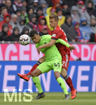 04.05.2019, Fussball 1. Bundesliga 2018/2019, 32. Spieltag, FC Bayern Mnchen - Hannoiver 96, in der Allianz Arena Mnchen. v.li: Linton Maina (Hannover 96) gegen Joshua Kimmich (FC Bayern Mnchen).

 
