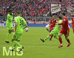 04.05.2019, Fussball 1. Bundesliga 2018/2019, 32. Spieltag, FC Bayern Mnchen - Hannoiver 96, in der Allianz Arena Mnchen. Torschuss zum 2.0 von Leon Goretzka (3.v.li, FC Bayern Mnchen).

 
