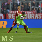 04.05.2019, Fussball 1. Bundesliga 2018/2019, 32. Spieltag, FC Bayern Mnchen - Hannoiver 96, in der Allianz Arena Mnchen. v.l. Joshua Kimmich (FC Bayern Mnchen) gegen Linton Maina (Hannover 96) 

 
