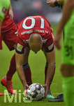 04.05.2019, Fussball 1. Bundesliga 2018/2019, 32. Spieltag, FC Bayern Mnchen - Hannoiver 96, in der Allianz Arena Mnchen.  Arjen Robben (FC Bayern Mnchen) legt den Ball zurecht.

 
