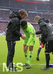 04.05.2019, Fussball 1. Bundesliga 2018/2019, 32. Spieltag, FC Bayern Mnchen - Hannoiver 96, in der Allianz Arena Mnchen. Felipe Trevizan Martins (Hannover 96) verletzt. 

 
