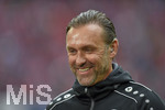 04.05.2019, Fussball 1. Bundesliga 2018/2019, 32. Spieltag, FC Bayern Mnchen - Hannover 96, in der Allianz Arena Mnchen. Trainer Thomas Doll (Hannover 96) zufrieden.

 

