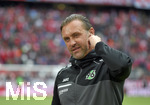04.05.2019, Fussball 1. Bundesliga 2018/2019, 32. Spieltag, FC Bayern Mnchen - Hannover 96, in der Allianz Arena Mnchen. Trainer Thomas Doll (Hannover 96) nachdenklich.

 
