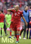 04.05.2019, Fussball 1. Bundesliga 2018/2019, 32. Spieltag, FC Bayern Mnchen - Hannover 96, in der Allianz Arena Mnchen. Arjen Robben (FC Bayern Mnchen) wirft nach dem Spiel seiner Frau eine Kusshand zu.

 
