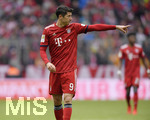 04.05.2019, Fussball 1. Bundesliga 2018/2019, 32. Spieltag, FC Bayern Mnchen - Hannover 96, in der Allianz Arena Mnchen. Robert Lewandowski (FC Bayern Mnchen) gibt Anweisungen.

 
