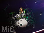 02.04.2019, Musikmesse und Prolight and Sound an der Messe Frankfurt. Schlagzeugerin Anni Mller an einem Pearl-Schlagzeug.
