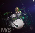 02.04.2019, Musikmesse und Prolight and Sound an der Messe Frankfurt. Schlagzeugerin Anni Mller an einem Pearl-Schlagzeug.