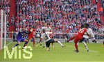 18.05.2019, Fussball 1. Bundesliga 2018/2019, 34. Spieltag, FC Bayern Mnchen - Eintracht Frankfurt, in der Allianz-Arena Mnchen. Torschuss zum 3:1 von Renato Sanches (Bayern Mnchen) 
 
 
