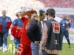 18.05.2019, Fussball 1. Bundesliga 2018/2019, 34. Spieltag, FC Bayern Mnchen - Eintracht Frankfurt, in der Allianz-Arena Mnchen.  Meisterfeier: Rafinha (FC Bayern Mnchen) schttet Trainer Niko Kovac (re, FC Bayern Mnchen) Bier ber den Kopf.

 

