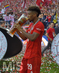18.05.2019, Fussball 1. Bundesliga 2018/2019, 34. Spieltag, FC Bayern Mnchen - Eintracht Frankfurt, in der Allianz-Arena Mnchen. Kingsley Coman (Bayern Mnchen) gnnt sich einen Schluck Bier.

 

