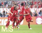 18.05.2019, Fussball 1. Bundesliga 2018/2019, 34. Spieltag, FC Bayern Mnchen - Eintracht Frankfurt, in der Allianz-Arena Mnchen.  v.li: Renato Sanches (Bayern Mnchen) und Mats Hummels (Bayern Mnchen) Torjubel.

