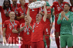 18.05.2019, Fussball 1. Bundesliga 2018/2019, 34. Spieltag, FC Bayern Mnchen - Eintracht Frankfurt, in der Allianz-Arena Mnchen. Deutscher Meister 2019 FC Bayern feiert den Titel:  Franck Ribery (FC Bayern Mnchen) stemmt stolz die Meisterschale.

 
