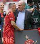 18.05.2019, Fussball 1. Bundesliga 2018/2019, 34. Spieltag, FC Bayern Mnchen - Eintracht Frankfurt, in der Allianz-Arena Mnchen.  Vor dem Spiel werden die Abgnge feierlich verabschiedet. Prsident Uli Hoeness (re, FC Bayern) umarmt Franck Ribery (li, FC Bayern Mnchen).

 
