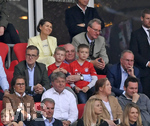 18.05.2019, Fussball 1. Bundesliga 2018/2019, 34. Spieltag, FC Bayern Mnchen - Eintracht Frankfurt, in der Allianz-Arena Mnchen. Prsident Uli Hoeness (FC Bayern) mit zwei Kindern auf dem Schoss.

 
