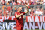 18.05.2019, Fussball 1. Bundesliga 2018/2019, 34. Spieltag, FC Bayern Mnchen - Eintracht Frankfurt, in der Allianz-Arena Mnchen. Franck Ribery (FC Bayern Mnchen) winkt den Fans zum Abschied.
 
