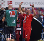 18.05.2019, Fussball 1. Bundesliga 2018/2019, 34. Spieltag, FC Bayern Mnchen - Eintracht Frankfurt, in der Allianz-Arena Mnchen. Deutscher Meister 2019 FC Bayern feiert den Titel: Franck Ribery (FC Bayern Mnchen) verabschiedet sich trnenreich von den Fans in der Sdkurve.

 

