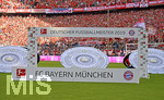 18.05.2019, Fussball 1. Bundesliga 2018/2019, 34. Spieltag, FC Bayern Mnchen - Eintracht Frankfurt, in der Allianz-Arena Mnchen. Meisterschalen hinter dem deutschen Meister 2019 Logo

 
