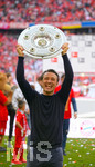 18.05.2019, Fussball 1. Bundesliga 2018/2019, 34. Spieltag, FC Bayern Mnchen - Eintracht Frankfurt, in der Allianz-Arena Mnchen. Trainer Niko Kovac (FC Bayern Mnchen) feiert die Meisterschaft mit der Schale.

 
