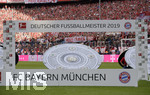 18.05.2019, Fussball 1. Bundesliga 2018/2019, 34. Spieltag, FC Bayern Mnchen - Eintracht Frankfurt, in der Allianz-Arena Mnchen. Meisterschalen hinter dem deutschen Meister 2019 Logo

 
