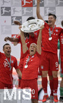 18.05.2019, Fussball 1. Bundesliga 2018/2019, 34. Spieltag, FC Bayern Mnchen - Eintracht Frankfurt, in der Allianz-Arena Mnchen. Arjen Robben (FC Bayern Mnchen) streckt die Meisterschale in die Hhe.

 
