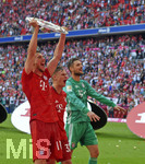 18.05.2019, Fussball 1. Bundesliga 2018/2019, 34. Spieltag, FC Bayern Mnchen - Eintracht Frankfurt, in der Allianz-Arena Mnchen. Leon Goretzka (FC Bayern Mnchen) streckt die Schale in die Hhe.

 
