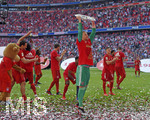 18.05.2019, Fussball 1. Bundesliga 2018/2019, 34. Spieltag, FC Bayern Mnchen - Eintracht Frankfurt, in der Allianz-Arena Mnchen. Torwart Manuel Neuer (FC Bayern Mnchen)  streckt die Schale in die Hhe.

 
