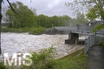 21.05.2019, Hochwasser an der Wertach bei Bad Wrishofen, Am Stauwehr beim Bad Wrishofer Stausee wlzen sich die Wassermassen durchs Flussbett unter der Fussgngerbrcke.