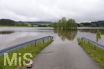22.05.2019, Hochwasser in Dirlewang bei Mindelheim,  Wirksamer Hochwasserschutz: Das speziell dafr errichtete Hochwasser-Rckhaltebecken ist voller Wasser und schtzt so das Dorf Dirlewang vor den Wassermassen. 