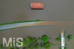 22.05.2019, Hochwasser in Dirlewang bei Mindelheim,  Wirksamer Hochwasserschutz: Das speziell dafr errichtete Hochwasser-Rckhaltebecken ist voller Wasser und schtzt so das Dorf Dirlewang vor den Wassermassen.  Eine Strasse, Bume und eine Htte stehen unter Wasser.
