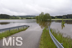 22.05.2019, Hochwasser in Dirlewang bei Mindelheim,  Wirksamer Hochwasserschutz: Das speziell dafr errichtete Hochwasser-Rckhaltebecken ist voller Wasser und schtzt so das Dorf Dirlewang vor den Wassermassen. 