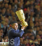 25.05.2019, Fussball DFB-Pokalfinale 2019, RB Leipzig - FC Bayern Mnchen, im Olympiastadion Berlin, Gionanne Elber bringt den DFB Pokal.

 
