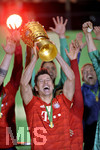 25.05.2019, Fussball DFB-Pokalfinale 2019, RB Leipzig - FC Bayern Mnchen, im Olympiastadion Berlin,  FC Bayern ist Pokalsieger, Robert Lewandowski (FC Bayern Mnchen) prsentiert den Pokal.
 
