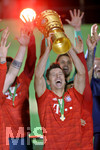 25.05.2019, Fussball DFB-Pokalfinale 2019, RB Leipzig - FC Bayern Mnchen, im Olympiastadion Berlin,  FC Bayern ist Pokalsieger, Robert Lewandowski (FC Bayern Mnchen) prsentiert den Pokal.
 
