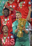 25.05.2019, Fussball DFB-Pokalfinale 2019, RB Leipzig - FC Bayern Mnchen, im Olympiastadion Berlin,  FC Bayern ist Pokalsieger,  Torwart Manuel Neuer (FC Bayern Mnchen) mit dem Pokal.
 
