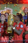 25.05.2019, Fussball DFB-Pokalfinale 2019, RB Leipzig - FC Bayern Mnchen, im Olympiastadion Berlin,  FC Bayern ist Pokalsieger, David Alaba (FC Bayern Mnchen) ksst den Pokal.
 
