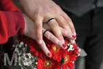 19.03.2019,  Hochzeit von Simone und Max,  Das Hochzeitspaar beim Fototermin, Hand in Hand, mit den Eheringen an den Fingern.