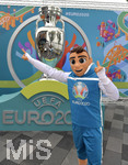 12.06.2019, Fussball, EURO-Countdown: 2020 ? One year to go, 
Media Lunch im Bootshaus Mainz, zur Europameisterschaft 2020. EM-Maskottchen Skillzy vor einem berdimensionalen EM-Pokal.


