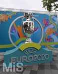 12.06.2019, Fussball, EURO-Countdown: 2020 ? One year to go, 
Media Lunch im Bootshaus Mainz, zur Europameisterschaft 2020. Auf dem Vorplatz steht ein berdimensionaler EM-Pokal. 


