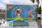 12.06.2019, Fussball, EURO-Countdown: 2020 ? One year to go, 
Media Lunch im Bootshaus Mainz, zur Europameisterschaft 2020. Auf dem Vorplatz steht ein berdimensionaler EM-Pokal. 


