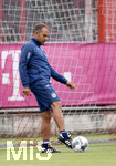 08.07.2019, Fussball 1.Bundesliga 2019/2020, Trainingsauftakt FC Bayern Mnchen, an der Sbener Strasse. Co-Trainer Hans-Dieter Flick (FC Bayern Mnchen) Schuss.