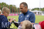 08.07.2019, Fussball 1.Bundesliga 2019/2020, Trainingsauftakt FC Bayern Mnchen, an der Sbener Strasse. Co-Trainer Hans-Dieter Flick (FC Bayern Mnchen) schreibt Autogramme.
