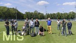 10.07.2019, Fussball 3.Bundesliga 2019/2020, TSV 1860 Mnchen, Mannschaftsfototermin an der Grnwalderstrasse. Fotografen und Kamerateams warten auf die Spieler.