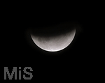 16.07.2019,  Partielle Mondfinsternis ber Bad Wrishofen (Bayern) in der Dienstag Nacht, fotografiert um 23.:30 Uhr. Der Vollmond am Himmel wird von der Erde beschattet.