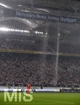 26.07.2019, Fussball 2.Bundesliga 2019/2020, 1.Spieltag, VfB Stuttgart - Hannover 96, in der Mercedes-Benz-Arena Stuttgart, Wegen Unwetter wird die Partie in der Halbzeit spter angepfiffen. Torwart Ron Robert Zieler (Hannover 96) steht im Regen.


