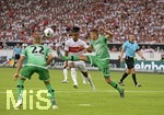 26.07.2019, Fussball 2.Bundesliga 2019/2020, 1.Spieltag, VfB Stuttgart - Hannover 96, in der Mercedes-Benz-Arena Stuttgart, Daniel Didavi (Stuttgart) gegen Waldemar Anton (Hannover 96) 


