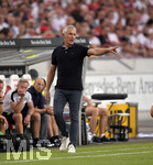 26.07.2019, Fussball 2.Bundesliga 2019/2020, 1.Spieltag, VfB Stuttgart - Hannover 96, in der Mercedes-Benz-Arena Stuttgart, Trainer Mirko Slomka (Hannover 96) gibt Anweiungen.


