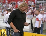 26.07.2019, Fussball 2.Bundesliga 2019/2020, 1.Spieltag, VfB Stuttgart - Hannover 96, in der Mercedes-Benz-Arena Stuttgart, Sportdirektor Sven Mislintat (Stuttgart) am Handy.


