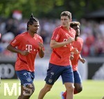 06.08.2019, Fussball 1. Liga 2019/2020, Sommertrainingslager des FC Bayern Mnchen in Rottach Egern am Tegernsee,  Warmlaufen. v.li: Serge Gnabry (FC Bayern Mnchen), Benjamin Pavard (Bayern Mnchen).


